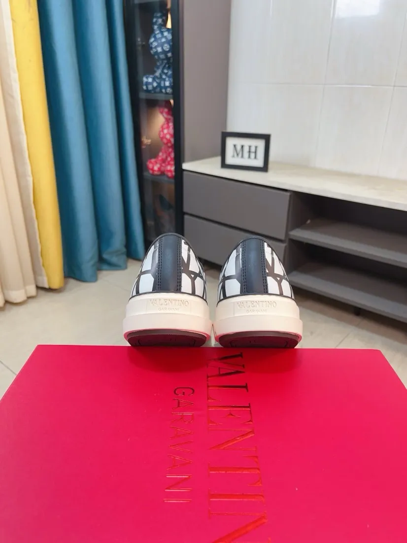 Men's shoes 💰500🌸🌸[Valentino] Couple model, official website 1:1 replica, fashionable casual men's shoes 🔜The upper is made of imported high-quality original special upper sheepskin lining, the upper foot is very stylish, personalized fashionable rubber wear-resistant outsole, size: 35-44 (45 can be customized)